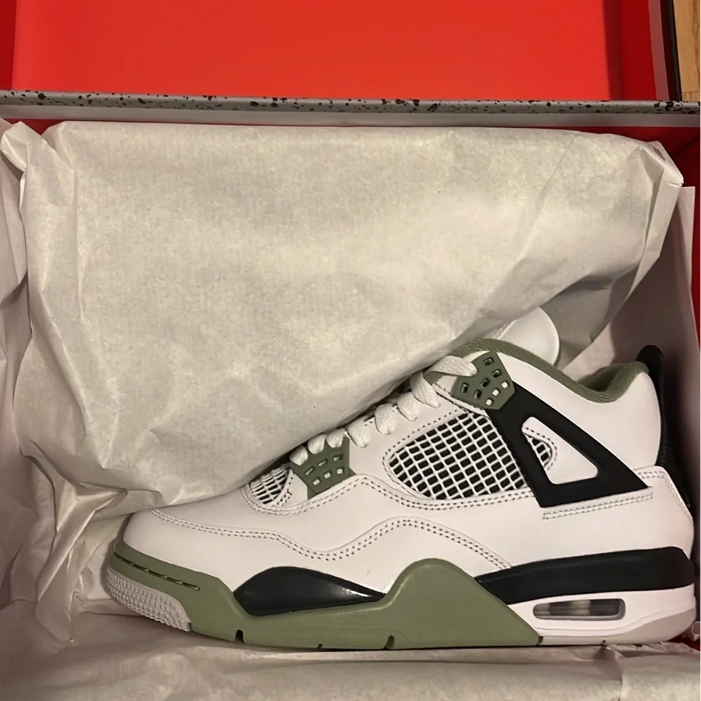 ❌SOLD❌ Air Jordan 4 Retro “Oil Green” sneakers, New in Box, M7 / W8.5 - Picture 10 of 13
